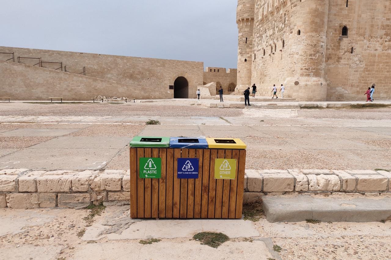 صناديق للقمامة جديدة داخل قلعة قايتياي بالاسكندرية