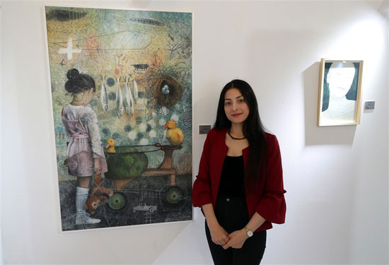 فنانة-التونسية-سارة-بن-فراج-تقف-بجانب-أعمالها
