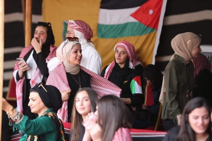أردنيون يحتفلون بعقد قران الأمير الحسين