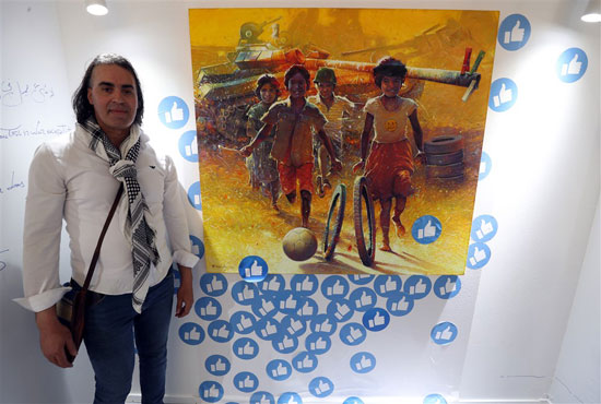 الفنان-الجزائري-كيبيش-عبد-الحليم-يقف-بجانب-عمله-الفني