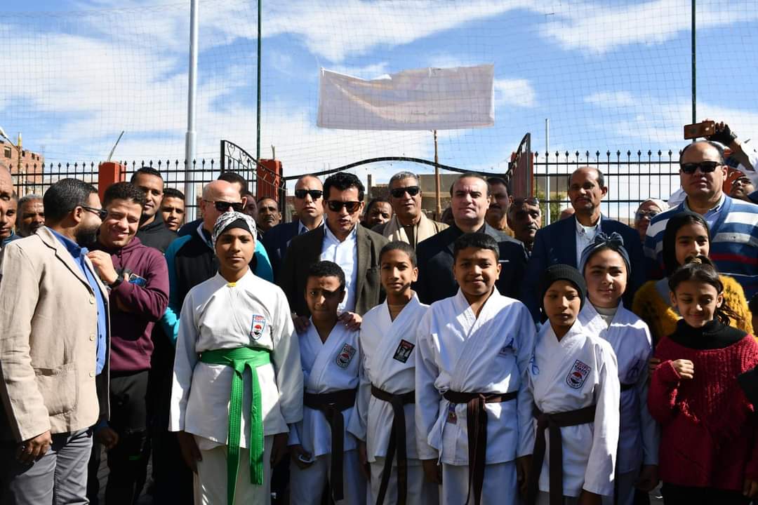 أطفال قرية الهنادى مع وزير الشباب والرياضة