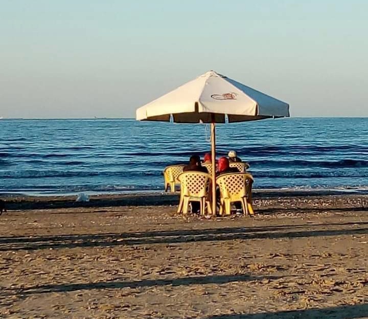 احدي الأسر على الشاطئ