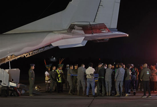 افراد وعسكريون يتجمعون خلال عملية تفريغ لأربعة أطفال فقدوا بعد تحطم طائرة (4)