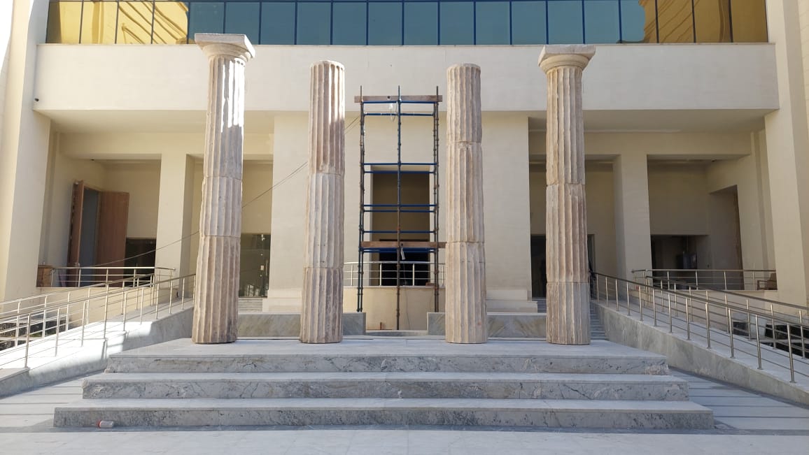 أعمال التشطيب الأعمدة  للمتحف اليوناني الروماني بالإسكندرية