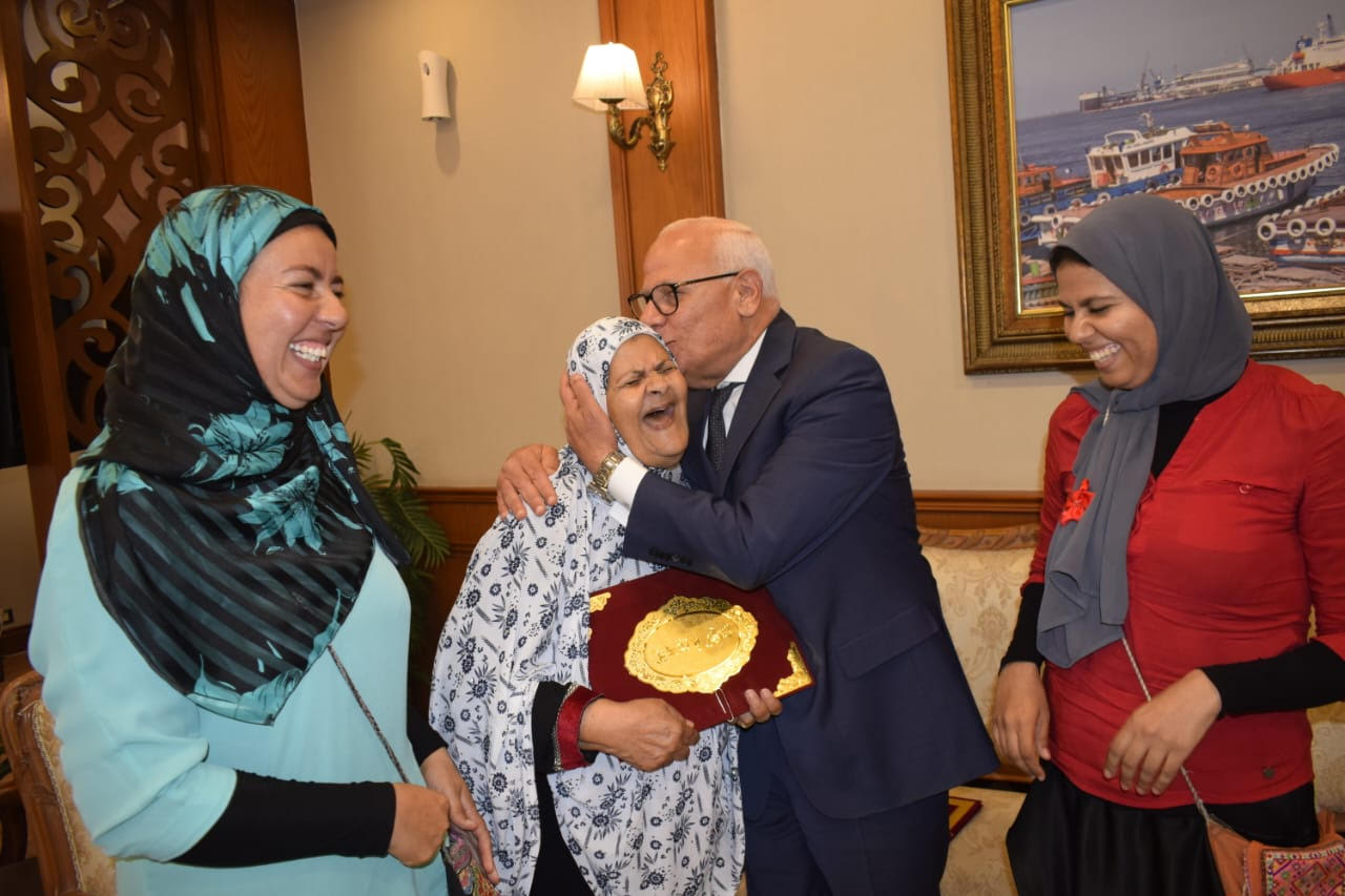 محافظ بورسعيد يكرم الأم المثالية الأولى على مستوى الجمهورية