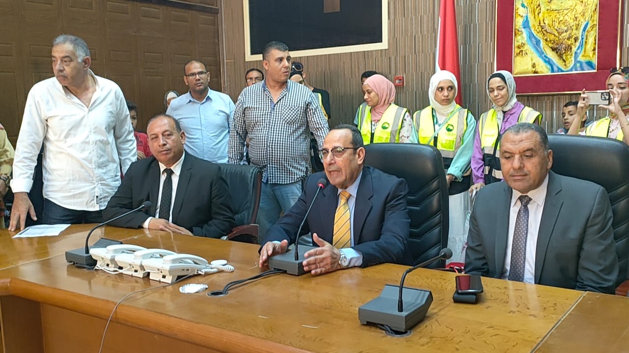 محافظ شمال سيناء يودع حجاج قرعة وزارة الداخلية (1)
