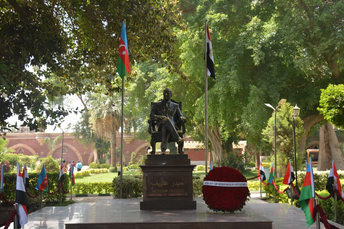 تمثال وعيم أذربيجان بحديقة الصداقة بالقناطر الخيرية