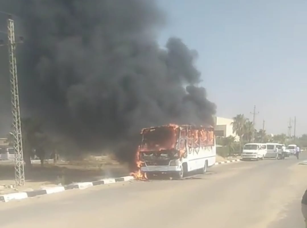 حريق يلتهم أتوبيس علي طريق الإسماعيلية - السويس الصحراوي (1)