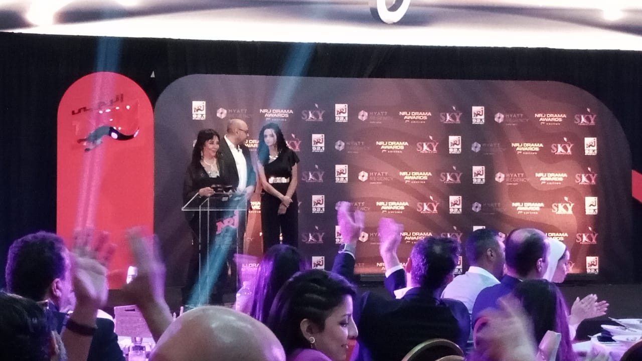 حنان شومان تقدم جائزة لجنة التحكيم لأفضل مسلسل درامي قصير تحت الوصاية في كأس انرجي للدراما (2)