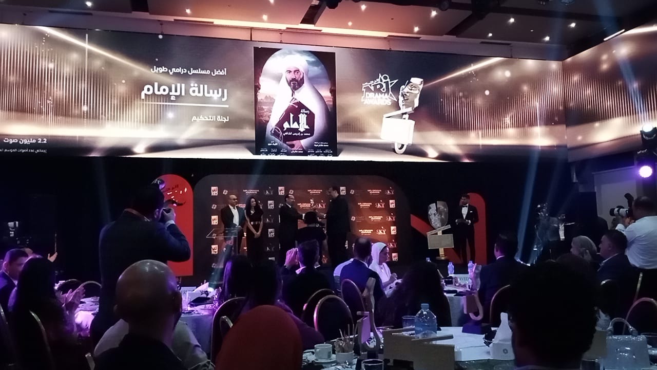 زين خيري شلبي يقدم جائزة لجنة التحكيم لأفضل مسلسل درامي طويل ، بايام إمام في كأس دراما الطاقة (1).