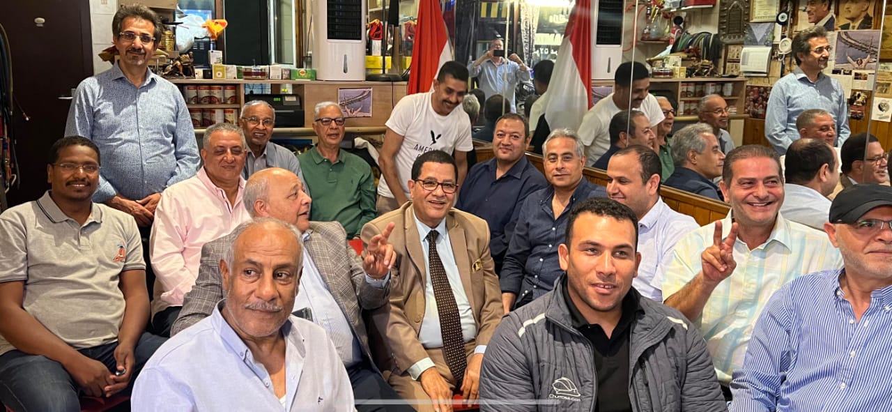 وزير العمل يشارك المصريين فرحتهم بفوز الأهلي في بيت العائلة المصرية بجنيف (2)