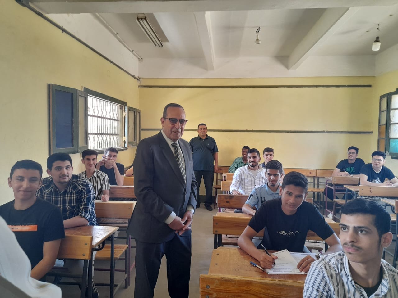 محافظ شمال سيناء يتفقد لجان امتحانات الثانوية العامة فى العريش (3)