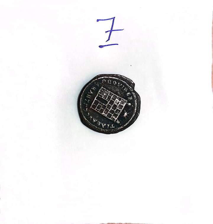 جمارك برج العرب تضبط تهريب عدد من العملات المعدنية الأثرية  (2)