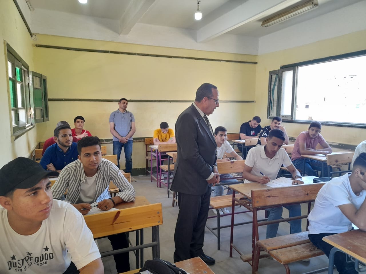 محافظ شمال سيناء يتفقد لجان امتحانات الثانوية العامة فى العريش (2)