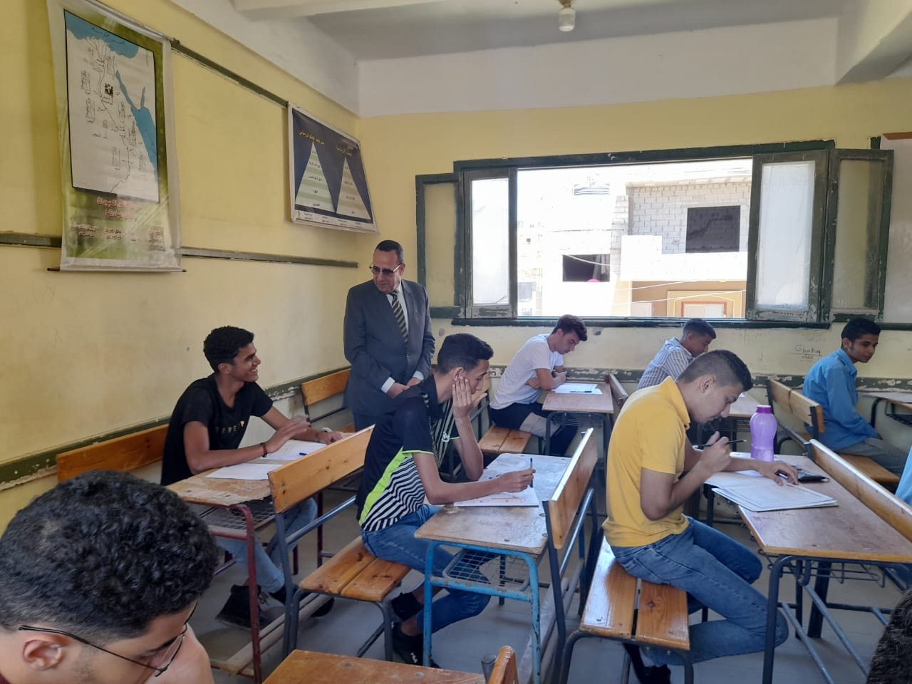 محافظ شمال سيناء يتفقد لجان امتحانات الثانوية العامة فى العريش (1)