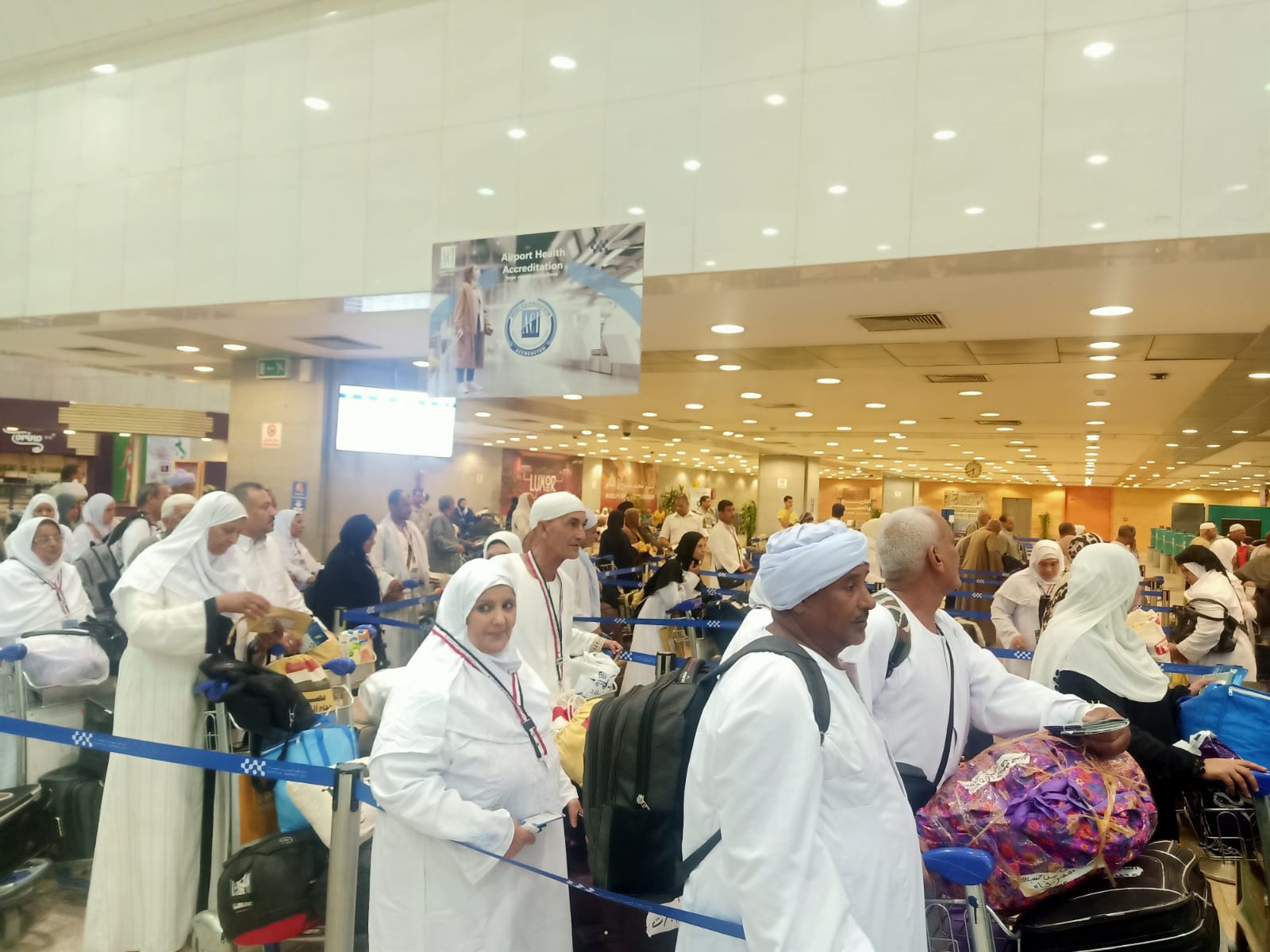 مطار الأقصر يودع  أولى رحلات الحجاج (3)