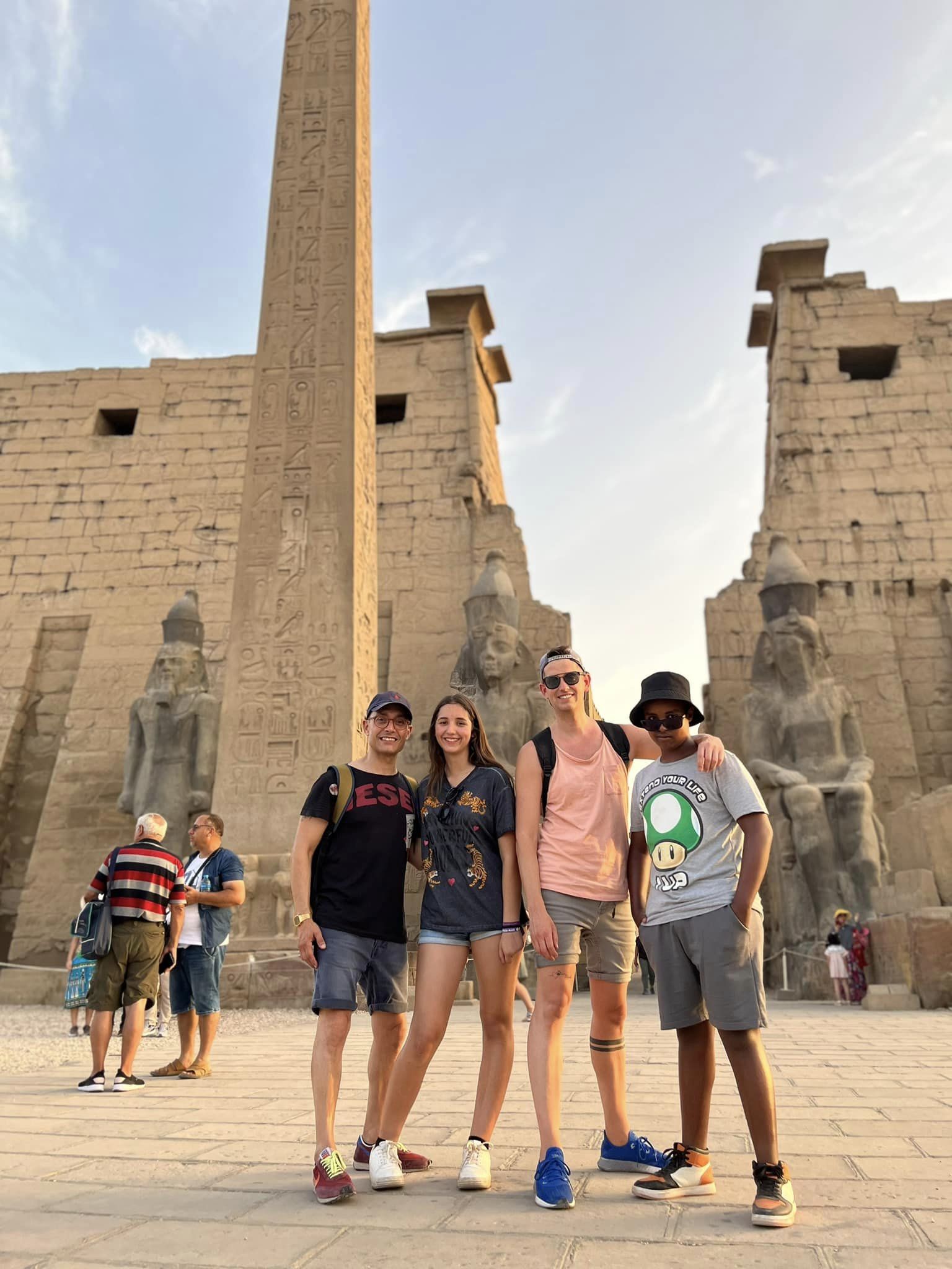 السياح خلال زيارتهم للمعابد المصرية بالأقصر