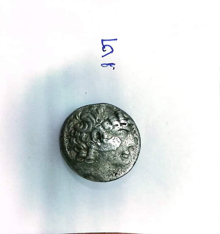 جمارك برج العرب تضبط تهريب عدد من العملات المعدنية الأثرية  (4)