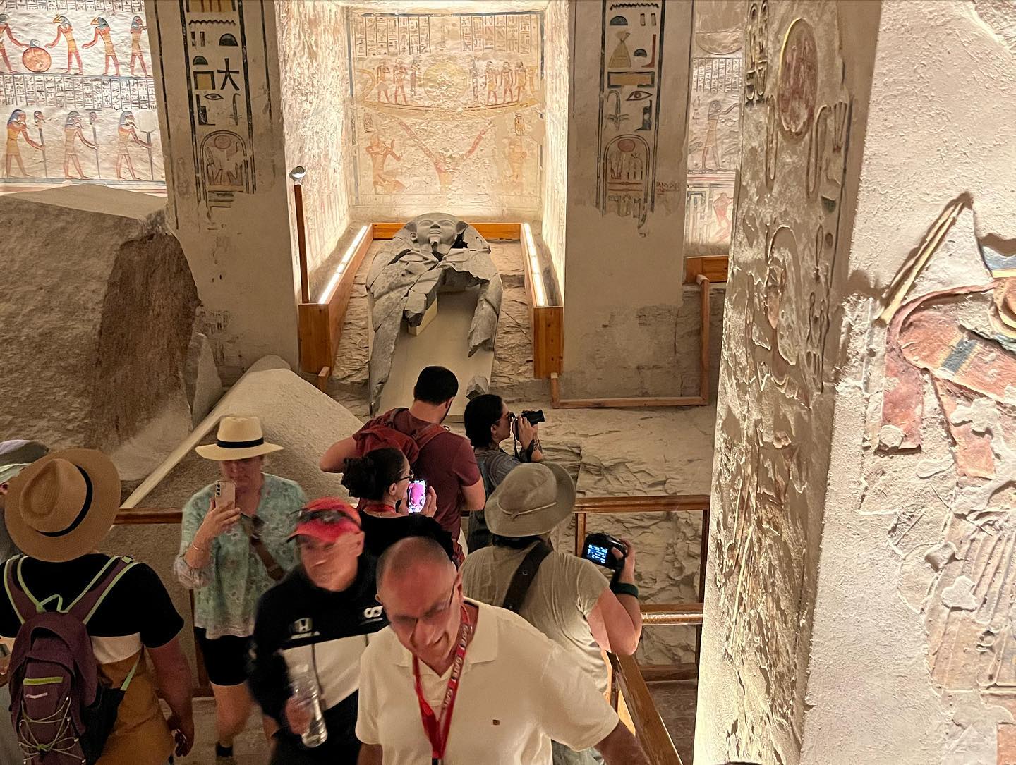 السياح يستمتعون بزيارة المقابر الفرعونية