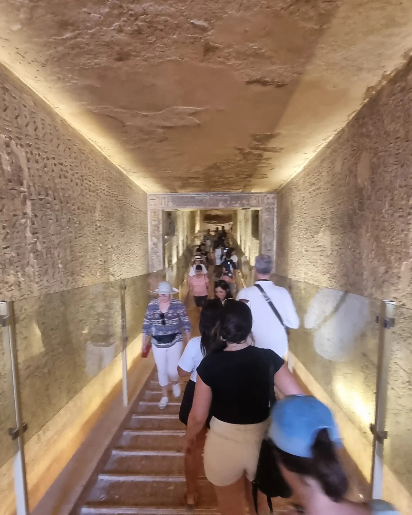 جانب من التوافد على المقابر الفرعونية بالأقصر