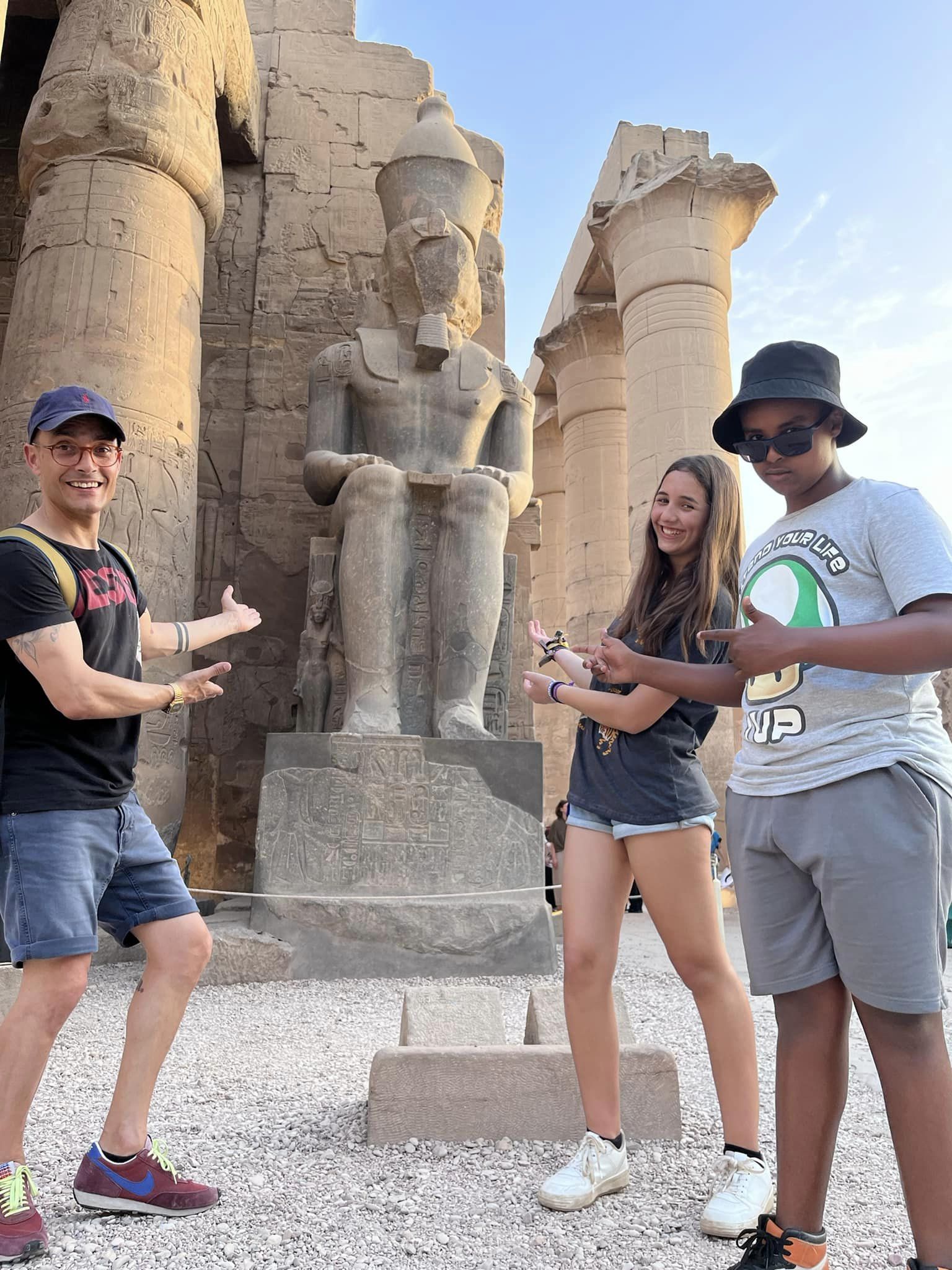استمتاع سياح العالم مع تماثيل الملوك بالأقصر