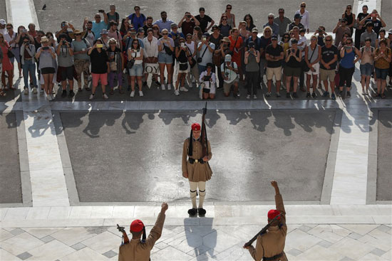 يشاهد السياح مراسم تغير الحرس الرئاسى باثينا
