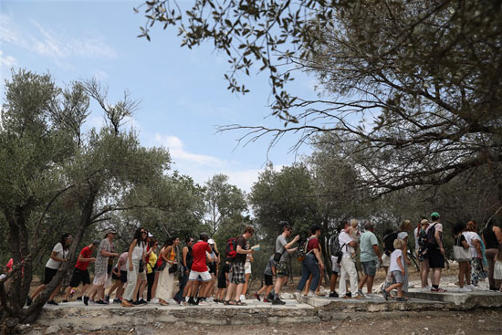 السياح ينتظرون بصبر في طابور لزيارة الموقع الأثري لأكروبوليس أثينا