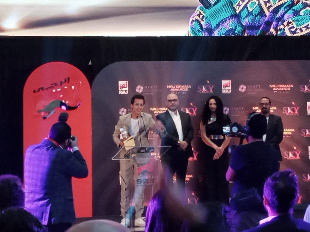 طه دسوقي يفوز بجائزة أفضل ممثل مساعد كوميدى من كأس انرجي للدراما (6)
