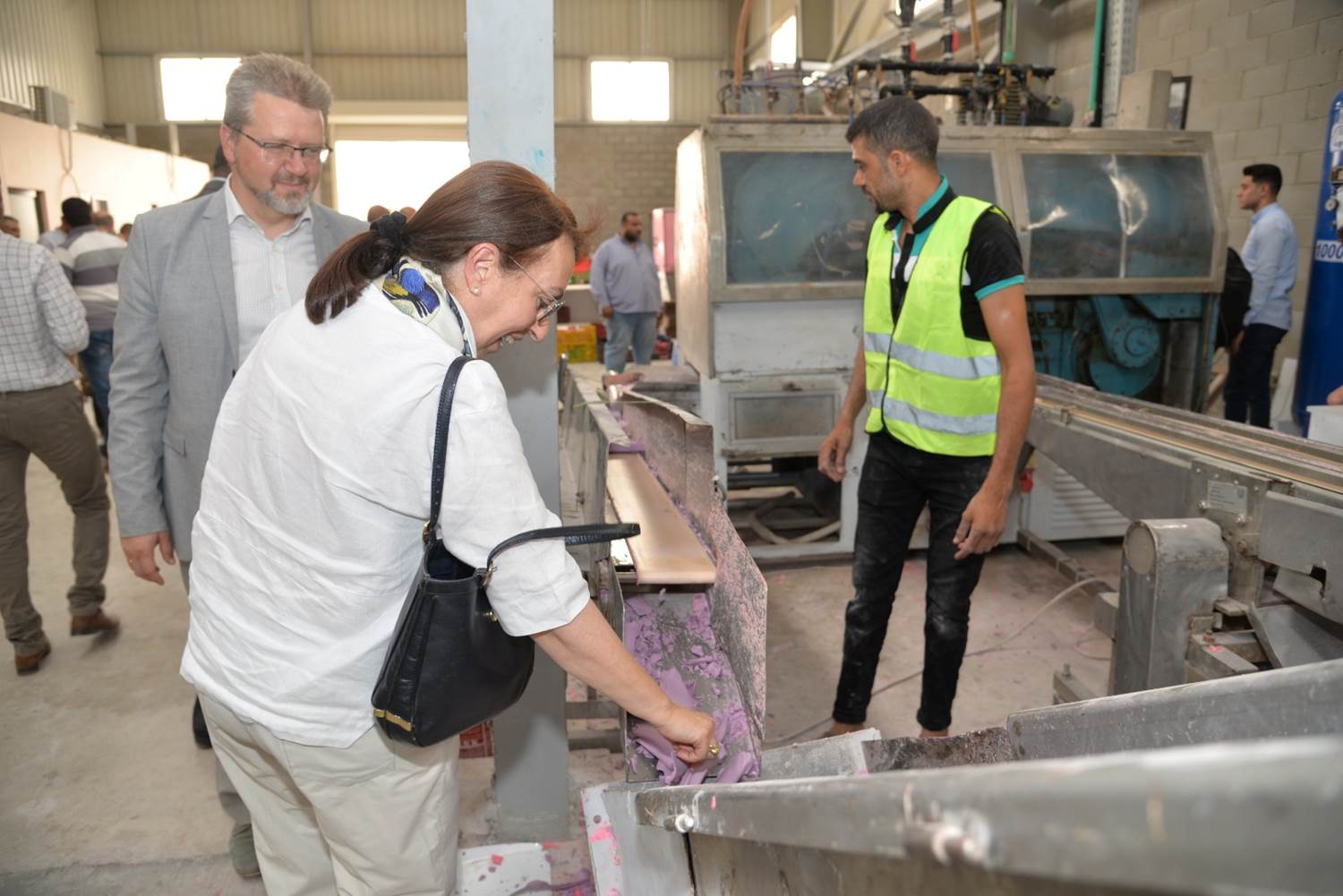 محافظ أسيوط ورئيس وفد الاتحاد الأوروبي يزوران مجمع الصناعات الصغيرة (6)