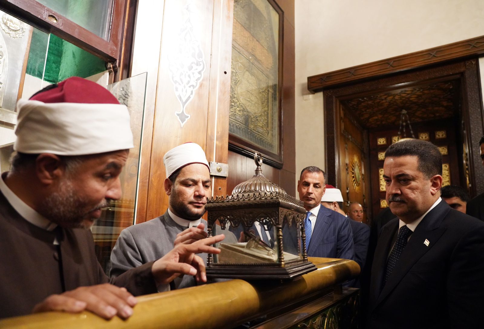 من زيارة رئيس الوزراء العراقي إلى الحسين