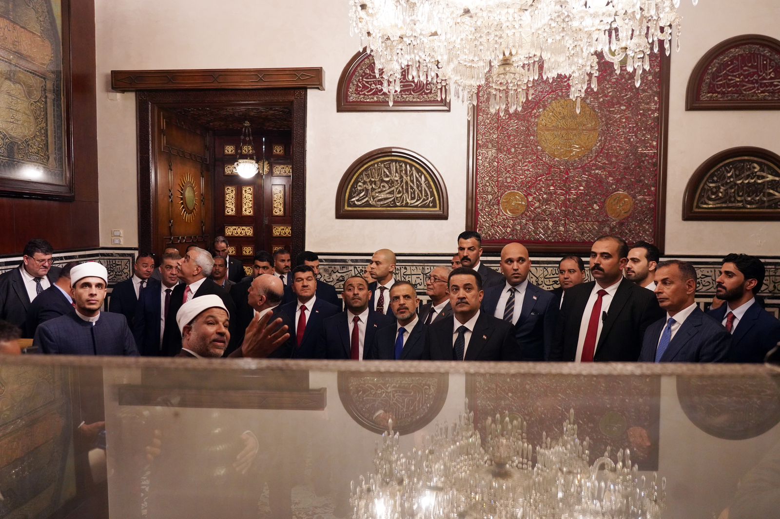 رئيس وزراء العراق يزور الحسين