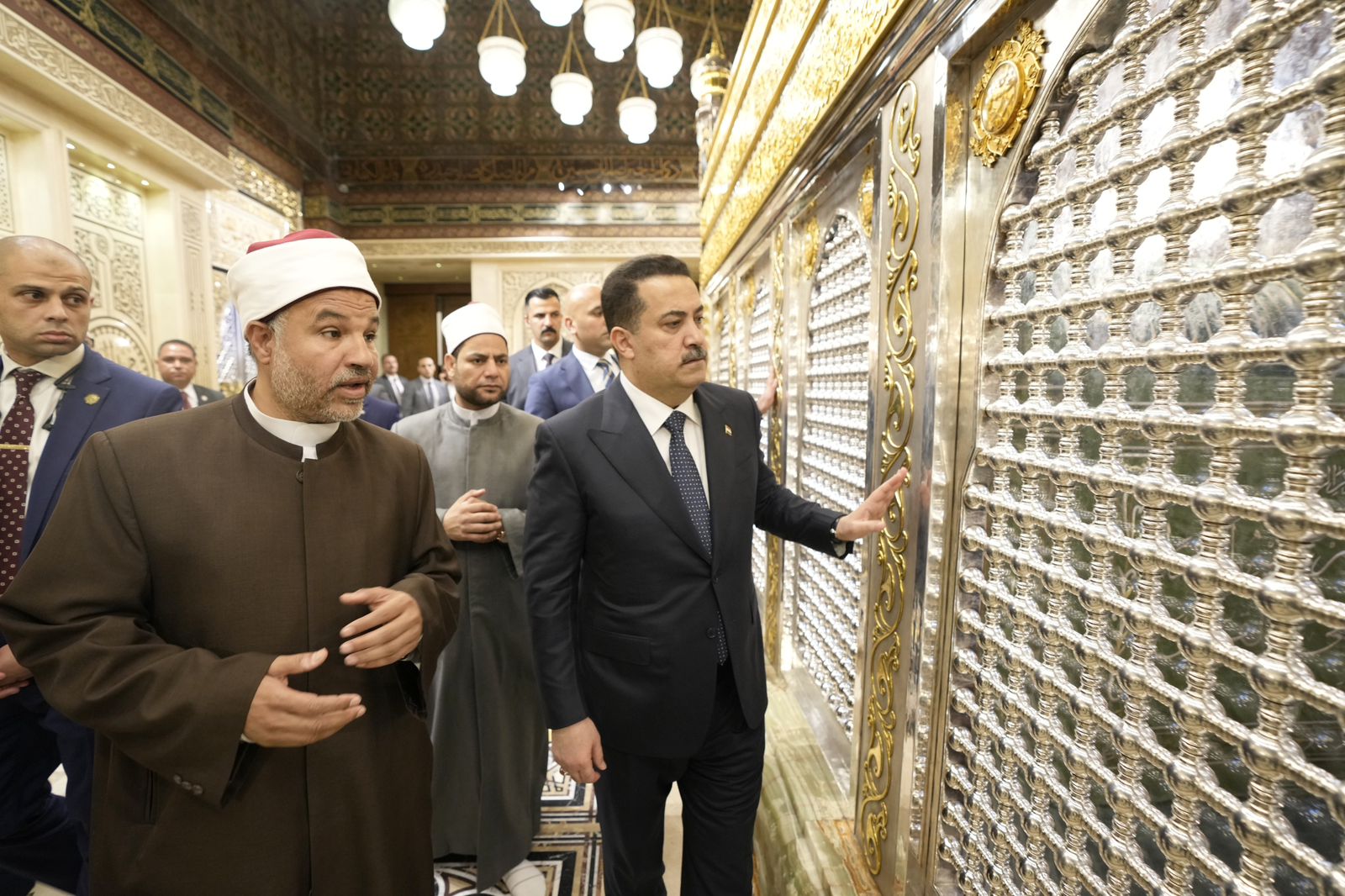 رئيس الوزراء العراقي يزور الحسين