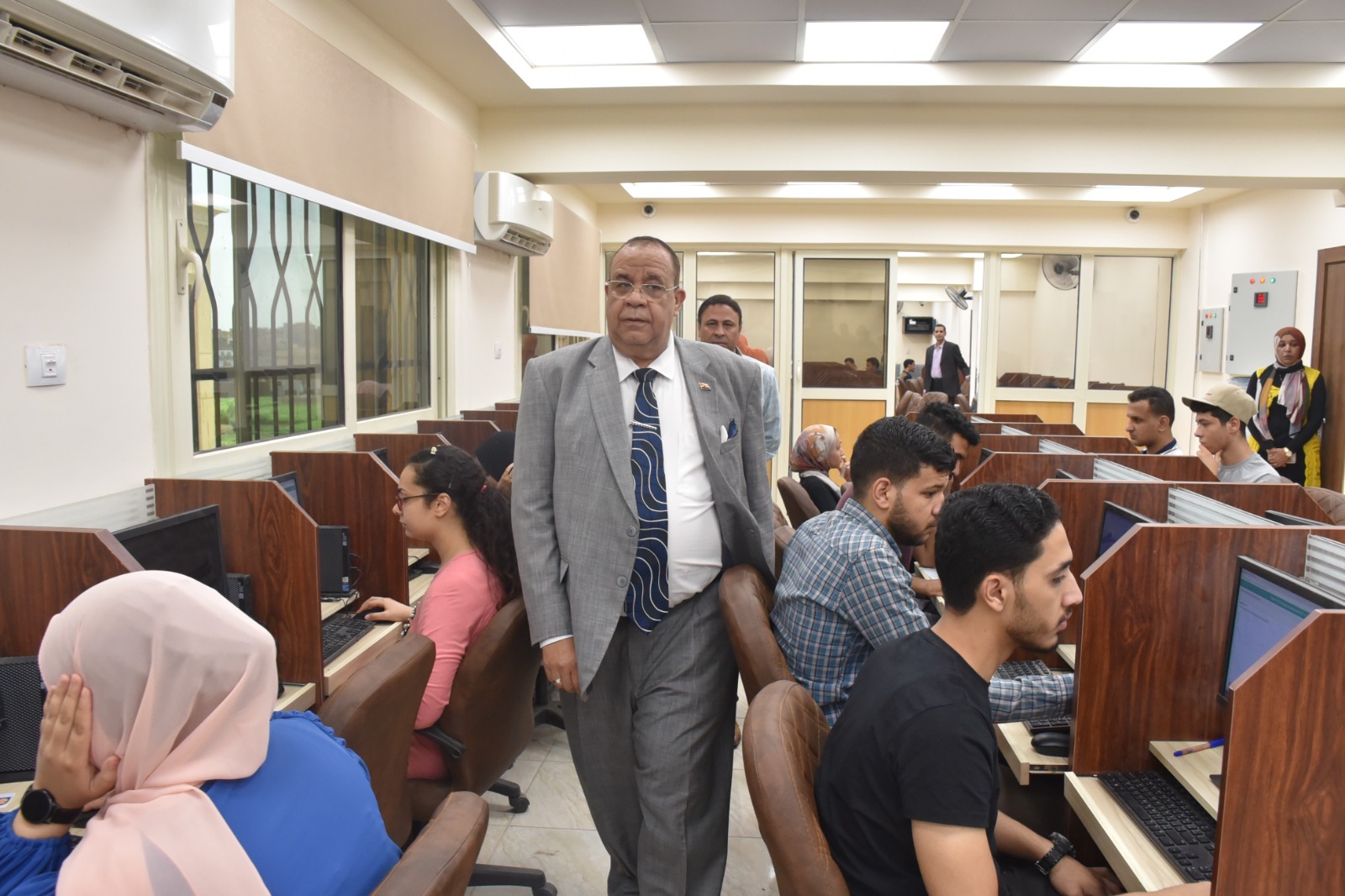 رئيس جامعة الأقصر يتابع الإمتحانات بكلية الحاسبات والمعلومات