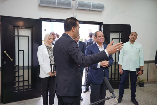 الرئيس-السيسى-يتفقد-مجمع-الخدمات-التكنولوجية-(9)