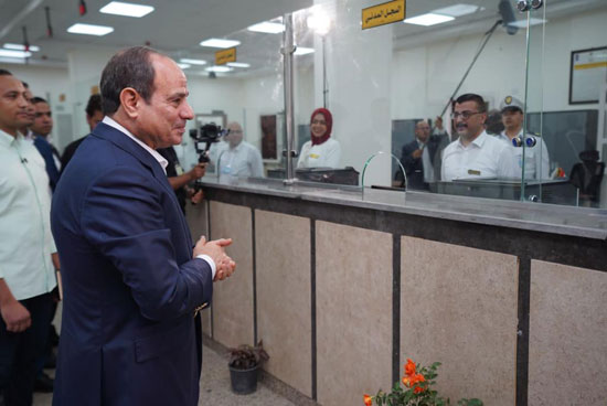 الرئيس-السيسى-يتفقد-مجمع-الخدمات-التكنولوجية-(7)