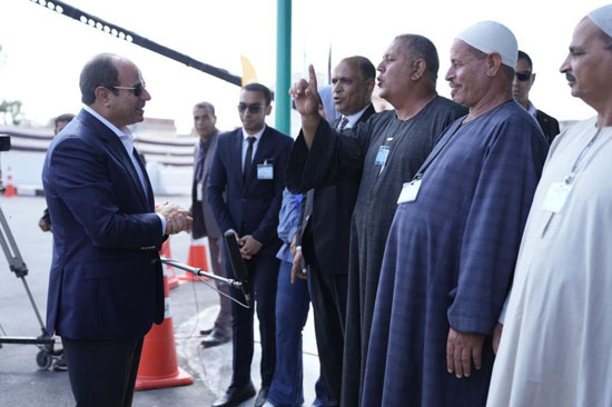 الرئيس-السيسى-يدير-حواراً-مع-حشد-من-المواطنين-بقرية-الأبعادية-بالبحيرة-(6)