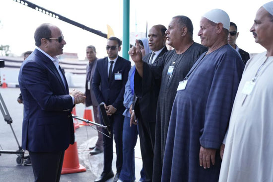 الرئيس-السيسى-يدير-حواراً-مع-حشد-من-المواطنين-بقرية-الأبعادية-بالبحيرة-(5)