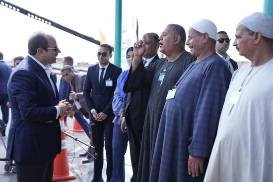 الرئيس-السيسى-يدير-حواراً-مع-حشد-من-المواطنين-بقرية-الأبعادية-بالبحيرة-(7)