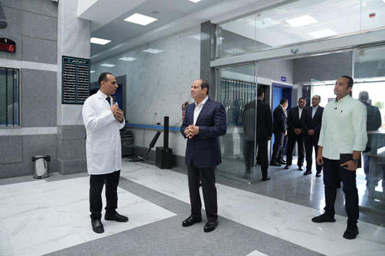 الرئيس-السيسى-يتفقد-مجمع-الخدمات-التكنولوجية-(2)