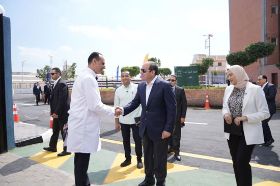 الرئيس-السيسى-يتفقد-مجمع-الخدمات-التكنولوجية-(3)