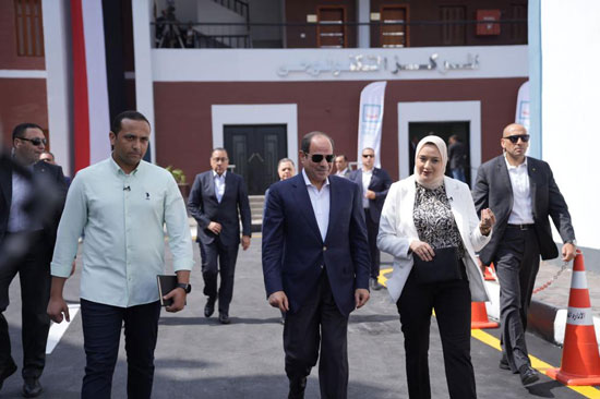 الرئيس-السيسى-يتفقد-مجمع-الخدمات-التكنولوجية-(5)