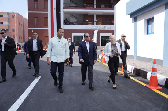 الرئيس-السيسى-يتفقد-مجمع-الخدمات-التكنولوجية-(10)