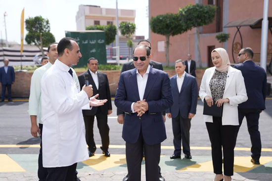 الرئيس-السيسى-يتفقد-مجمع-الخدمات-التكنولوجية-(1)