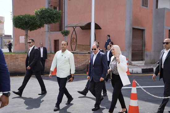 الرئيس-السيسى-يتفقد-مجمع-الخدمات-التكنولوجية-(4)