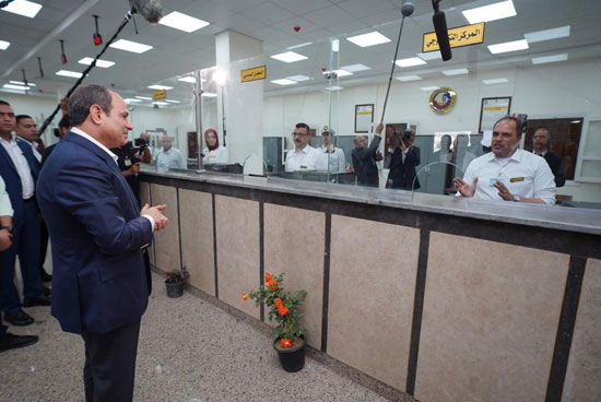 الرئيس-السيسى-يتفقد-مجمع-الخدمات-التكنولوجية-(8)