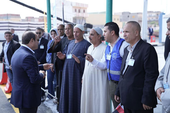 الرئيس-السيسى-يدير-حواراً-مع-حشد-من-المواطنين-بقرية-الأبعادية-بالبحيرة-(2)