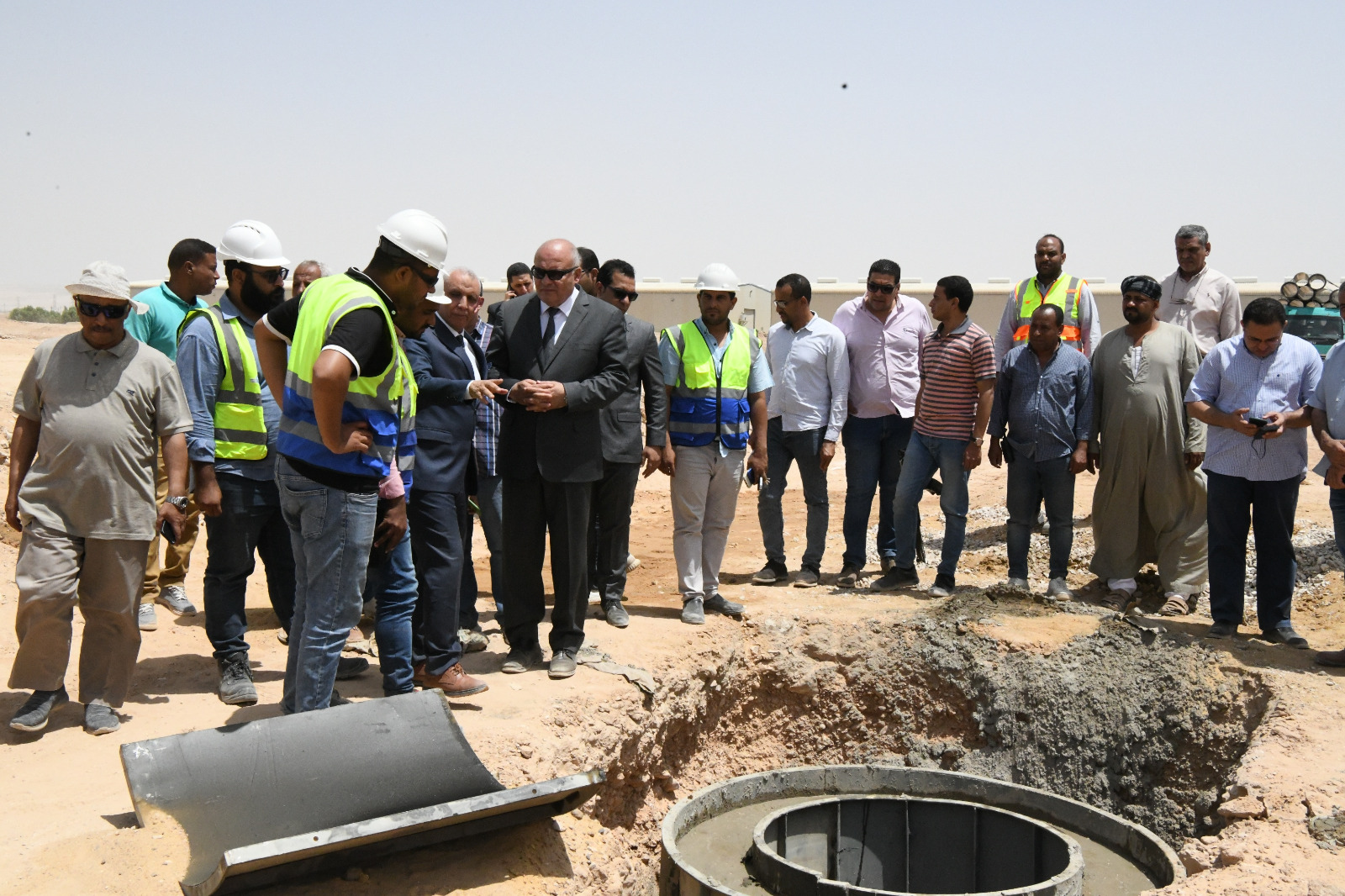 محافظ قنا يتفقد أعمال مشروع الصرف الصحي بمدينة الأمل (2)