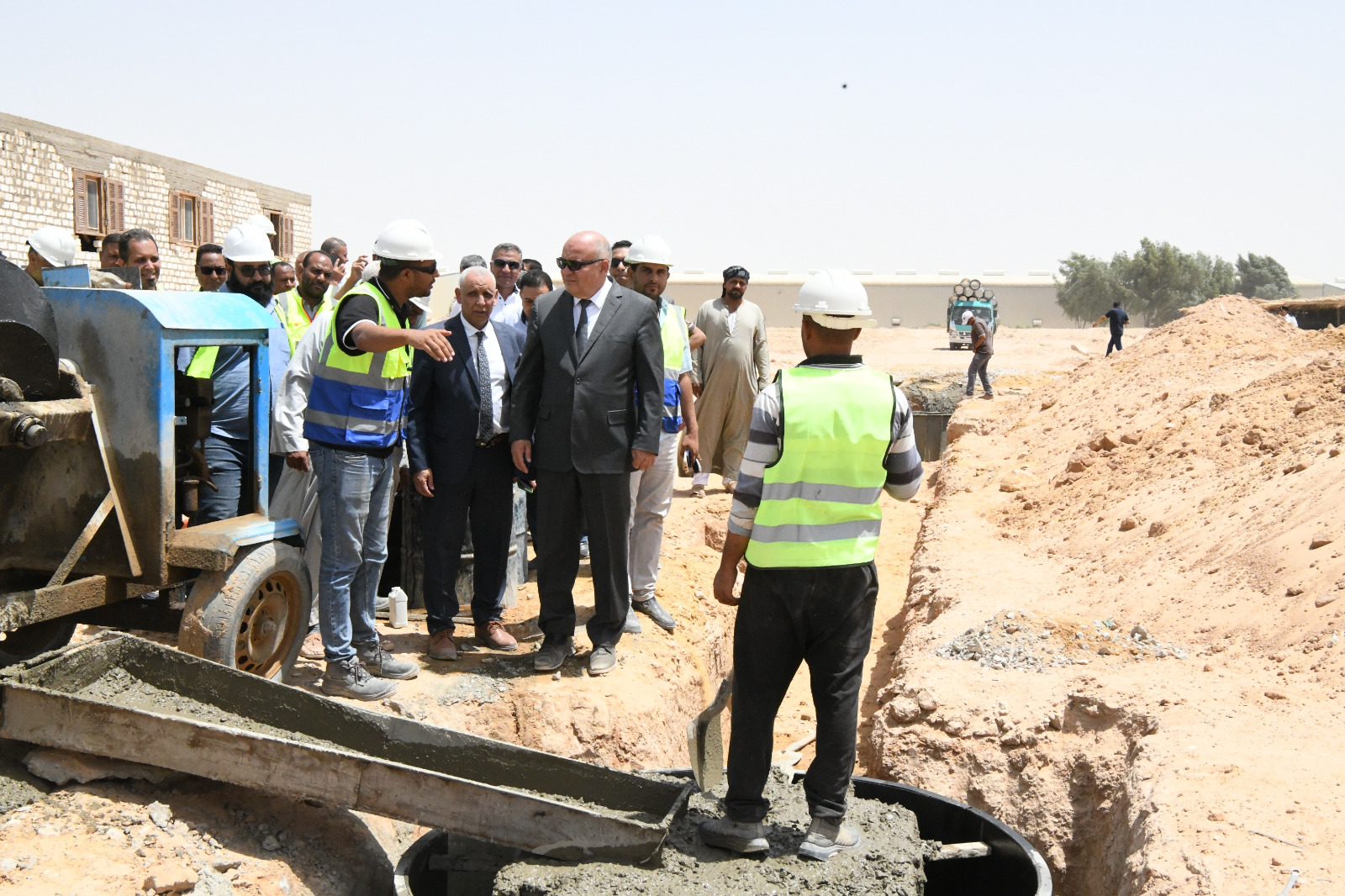 محافظ قنا يتفقد أعمال مشروع الصرف الصحي بمدينة الأمل (3)