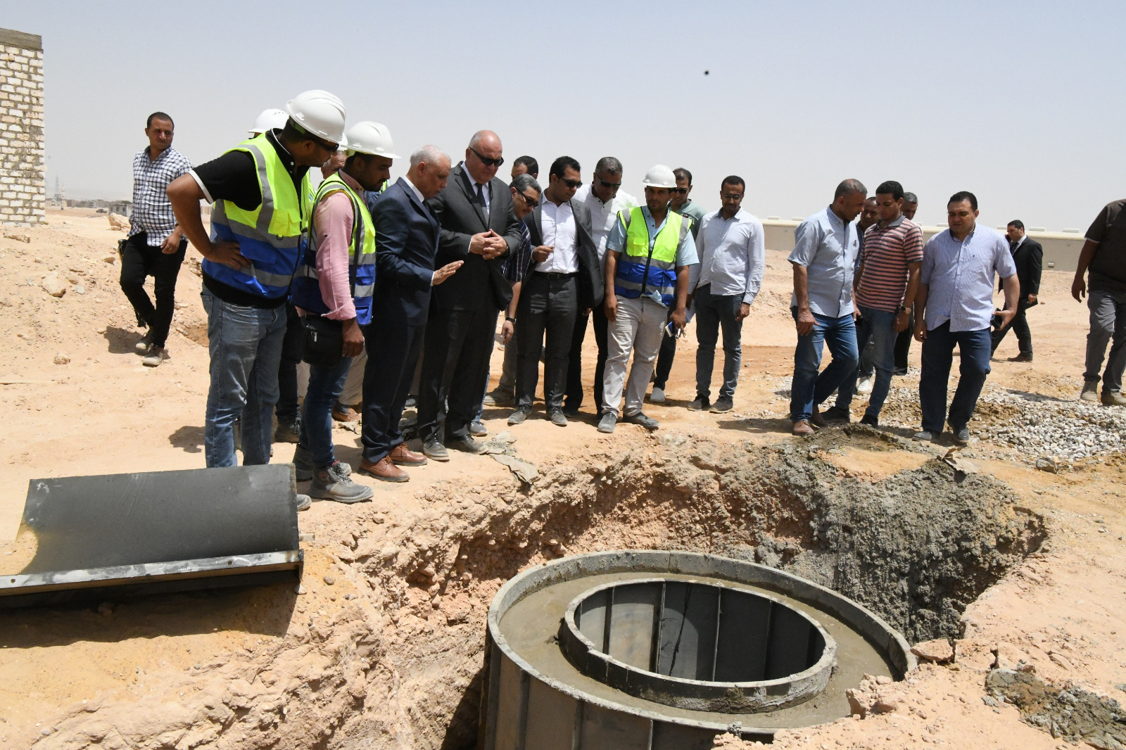 محافظ قنا يتفقد أعمال مشروع الصرف الصحي بمدينة الأمل (1)