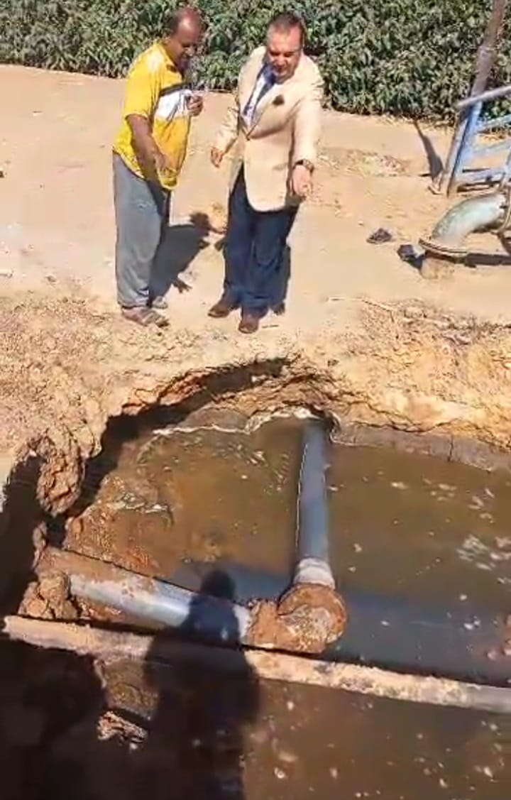 إصلاح كسر بماسورة مياه بقرية المحرص (2)